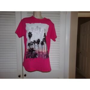 Spoiler Alert hot pink city/beach scene t shirt size M‎ Excellent Retro/boho